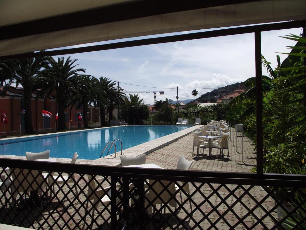 Bike And Breakfast Apartments Pietra Ligure Exterior photo